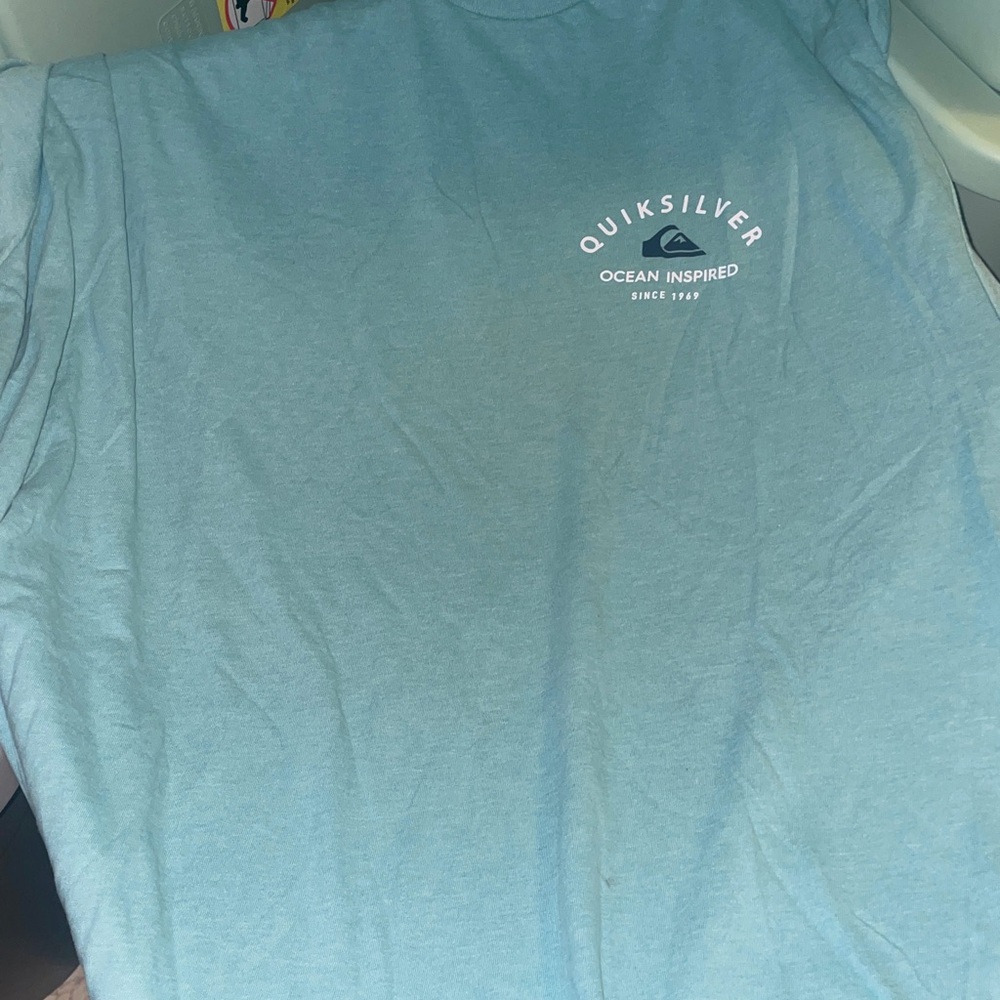QUICKSILVER T SHIRT
